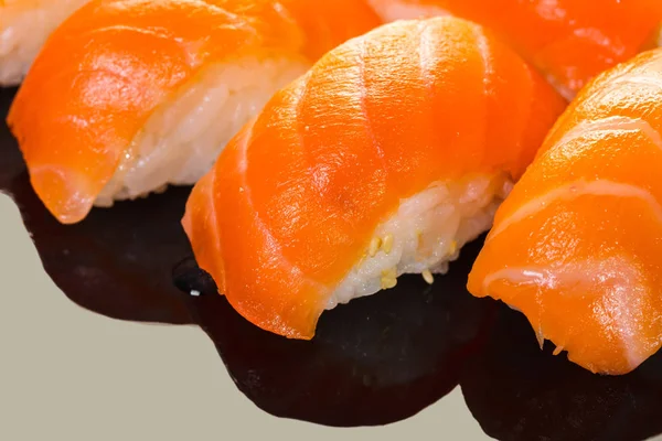 Cibo Giapponese Sushi Con Salmone Sfondo Nero — Foto Stock