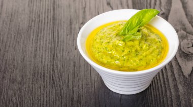 Humus ıspanak siyah ahşap zemin ile