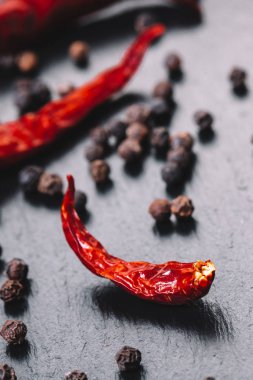 Gıda arka plan kuru baharatlı ve güzel kokulu biber siyah yakın çekim