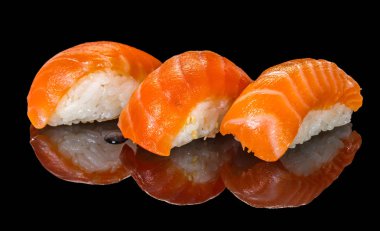 Japon gıda, suşi siyah arka plan üzerine somon ile