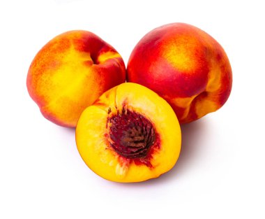 beyaz izole arka planda olgun nektarin yakın çekim