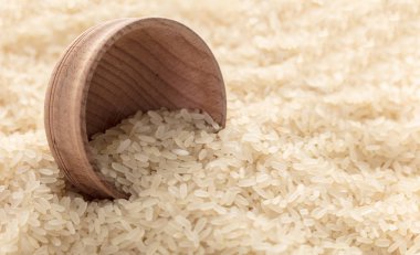 çiğ pirinç closeup bir arka plan üzerinde ahşap kase