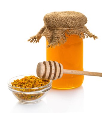 beyaz izole arka planda bir kavanoza tatlım