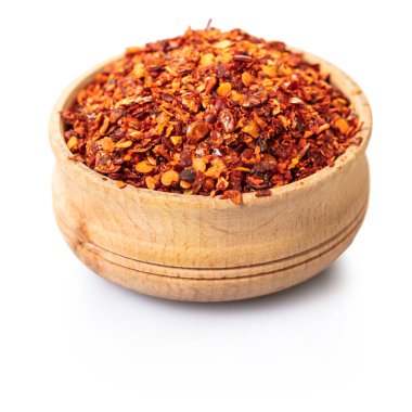 beyaz izole arka planda bir kase kuru acı biber