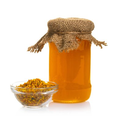 beyaz izole arka planda bir kavanoza tatlım