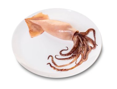 beyaz izole zemin üzerine bir tabak içinde hazırlanan kalamar