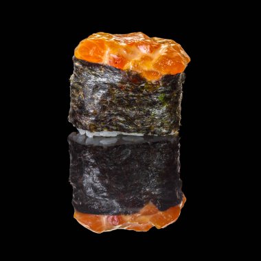 suşi gunkan siyah arka plan üzerine somon ile