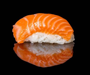 Japon gıda, suşi siyah arka plan üzerine somon ile