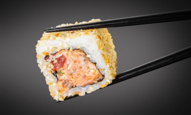 sopa ile somon siyah arka plan üzerine Rolls'u