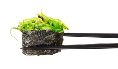 sopa suşi gunkan undaria ile beyaz izole arka plan üzerinde tutun.