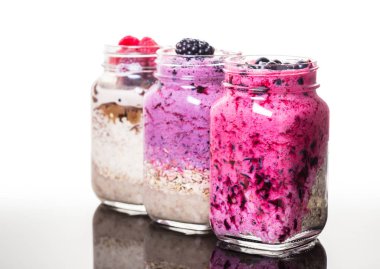 bir kavanoz taze çilek ile çeşitli yulaf ezmesi