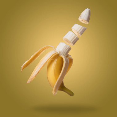 sarı bir arka planda uçuş muz kesme yakın çekim