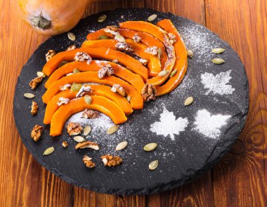 tatlı, ahşap arka planda fındık ile pişmiş kabak dilimleri