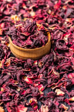 ahşap bir kase kuru kırmızı karkade çay