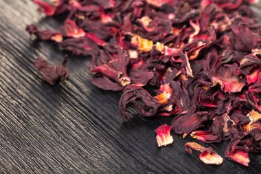 ahşap siyah arka planda kuru karkade çay