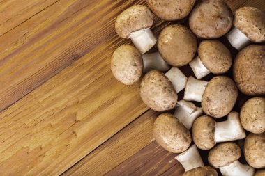 ahşap bir arka planda ham mantar kahvaltı kapatmak