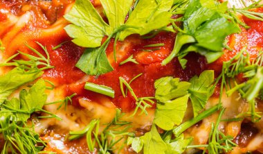 Peynir ve sebzeli pişmiş patlıcan yakın çekim