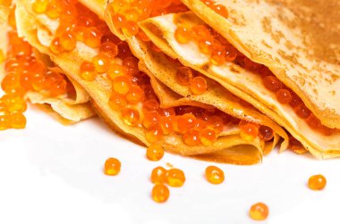 beyaz zemin üzerine kırmızı havyar ile Pancakes