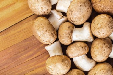 ahşap bir arka planda ham mantar kahvaltı kapatmak