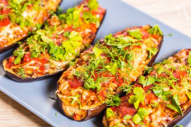 Peynir ve sebzeli pişmiş patlıcan yakın çekim