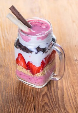 Ahşap arka plan üzerinde bir kavanoza meyve tatlı