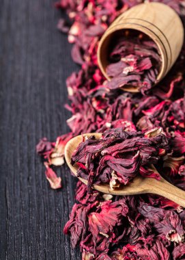 ahşap siyah arka planda kuru karkade çay