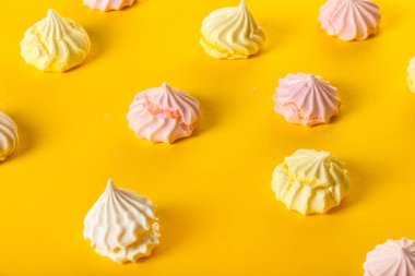 Gıda arka plan, sarı üzerinde tatlı beze