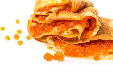 beyaz zemin üzerine kırmızı havyar ile Pancakes