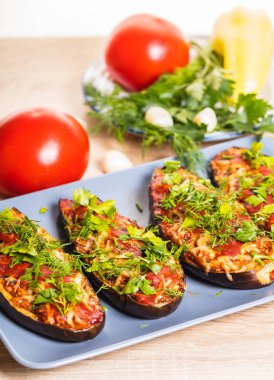 Peynir ve sebzeli pişmiş patlıcan yakın çekim