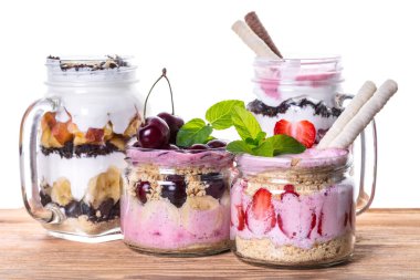 Meyve tatlıları ahşap arka plan üzerinde bir kavanoz içinde