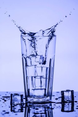 Su cam buz küpleri ile