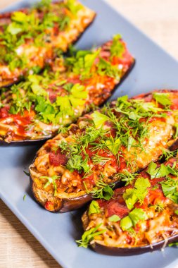 Peynir ve sebzeli pişmiş patlıcan yakın çekim