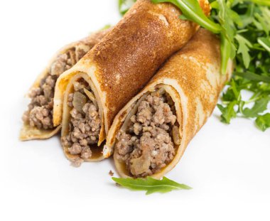 Beyaz arka planda et doldurma ve salata ile krep