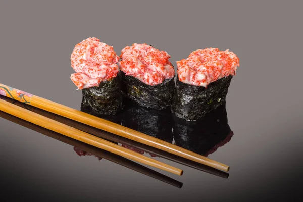 Gunkan Sushi Łososiem Laski Czarnym Tle — Zdjęcie stockowe