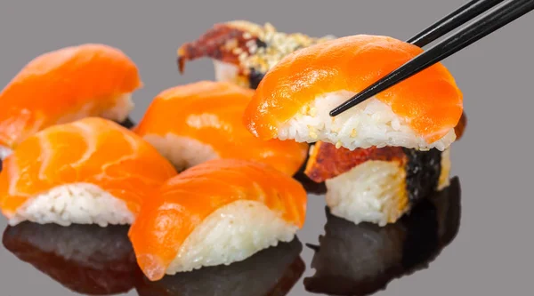 Dania Kuchni Japońskiej Kije Zachować Sushi Łososiem — Zdjęcie stockowe