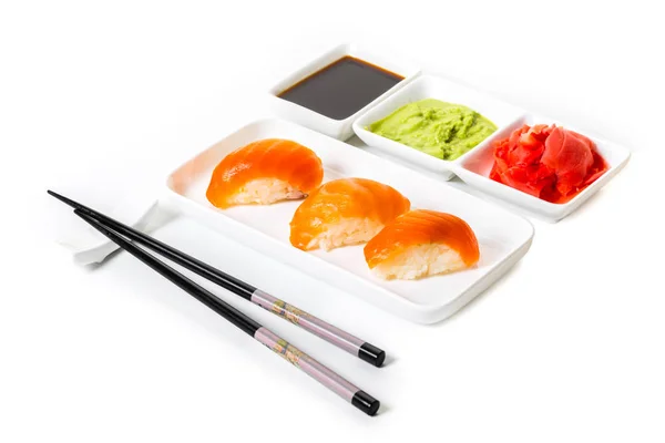 日本食品 寿司与三文鱼在白色被隔绝的背景 — 图库照片