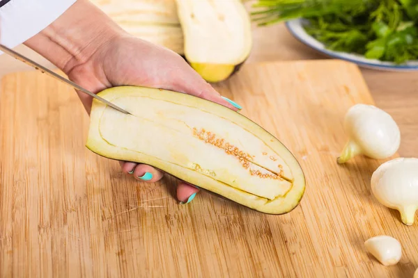 Cocinero Corta Berenjena Con Cuchillo — Foto de Stock