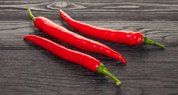 Siyah Ahşap Arka Planda Sıcak Chili Pepper — Stok fotoğraf