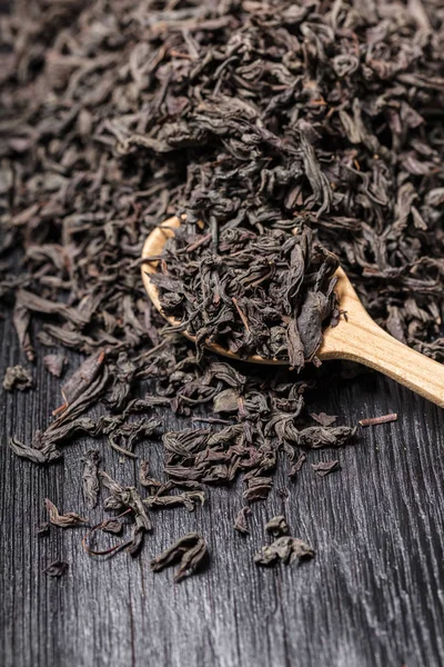 Сухой Черный Большой Листовой Чай Деревянной Ложке — стоковое фото
