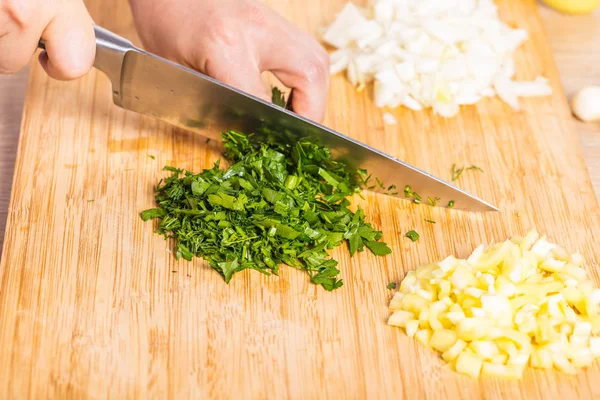 Cook Corta Verduras Con Cuchillo Una Tabla Madera — Foto de Stock