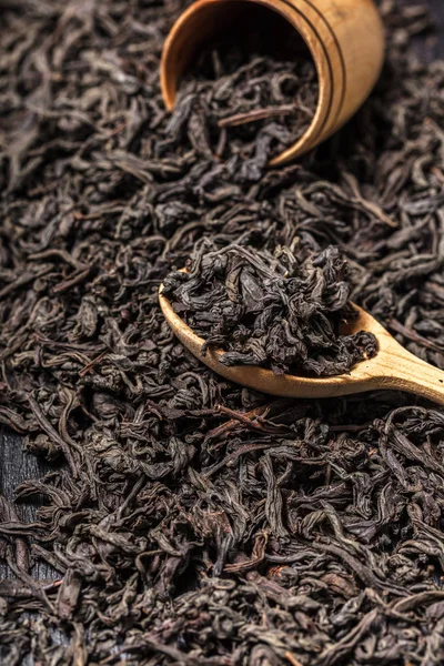 ahşap bir kase kuru siyah büyük yaprak çay