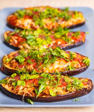 Peynir ve sebzeli pişmiş patlıcan yakın çekim