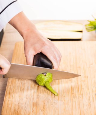 Cook bir bıçak ile patlıcan keser