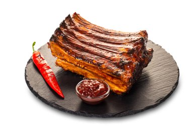 beyaz izole arka plan üzerinde biber sosu ile ızgara kaburga