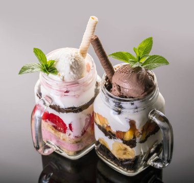 Cam kavanozda dondurma ile meyve tatlılar