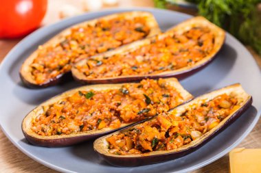 Patlıcan pişirme için hazırlanan dolma ile dolma