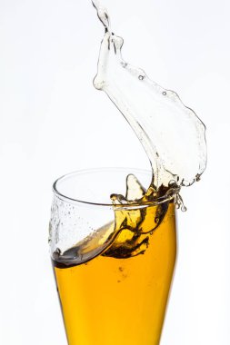 Bira cam beyaz zemin üzerine sıçramasına