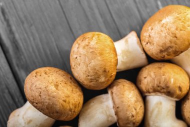 ahşap bir arka planda ham mantar kahvaltı kapatmak