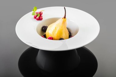 tatlı, çilek ile bal şurubu pişmiş armut