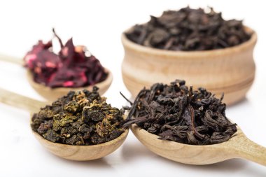 beyaz izole arka plan üzerinde kuru çaylar seti